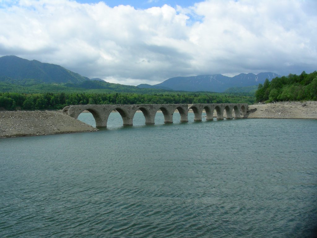 水没するめがね橋